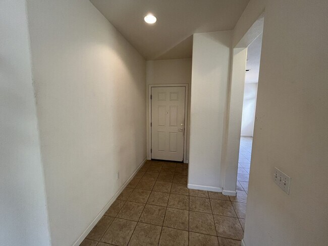 Building Photo - Residential 3 bed 2 bath in Elk grove