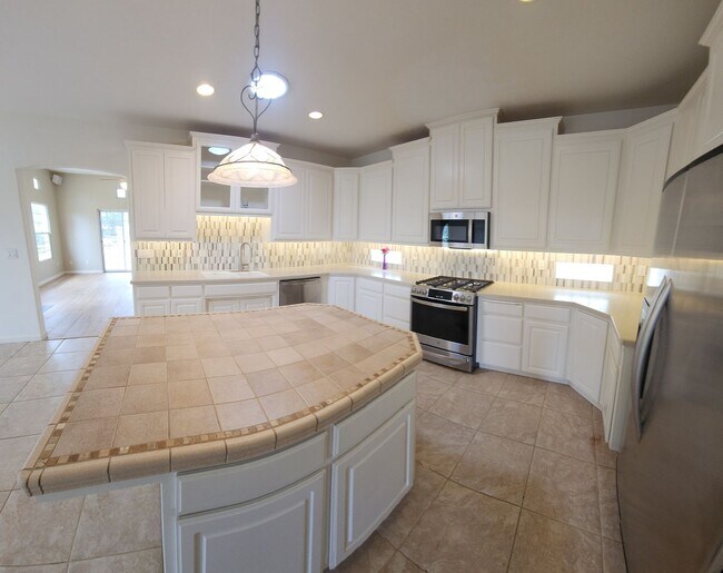 Building Photo - Contemporary Beautiful Spacious 4 bed 3 bath home