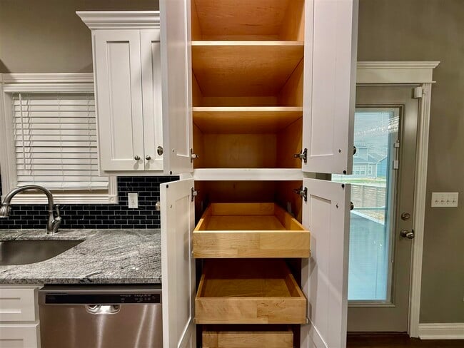 Building Photo - 8728 Stuart Farm Ave