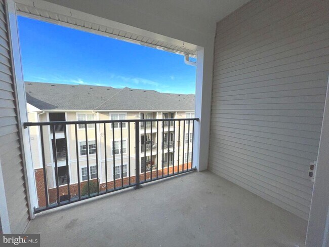 Building Photo - 4852 Eisenhower Ave