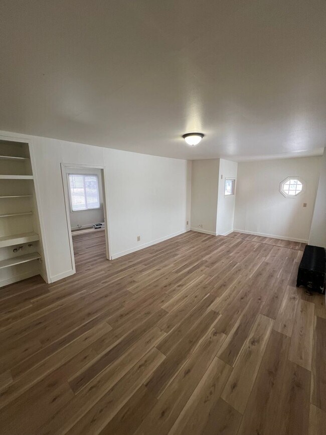 Building Photo - 217 W Irving Ave