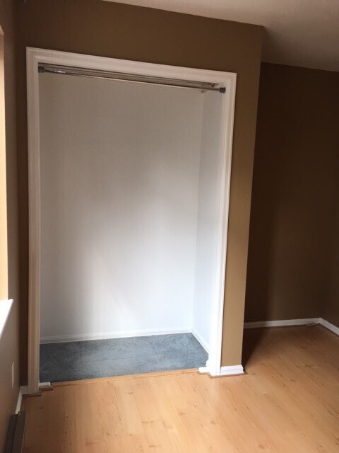 Building Photo - 1 Bedroom Condo in Great Location!