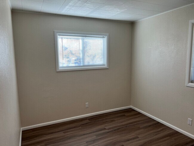 Building Photo - Updated 2-bedroom duplex in Thurston!