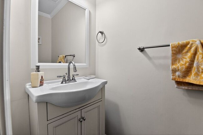 Building Photo - 816 Geranium St NW