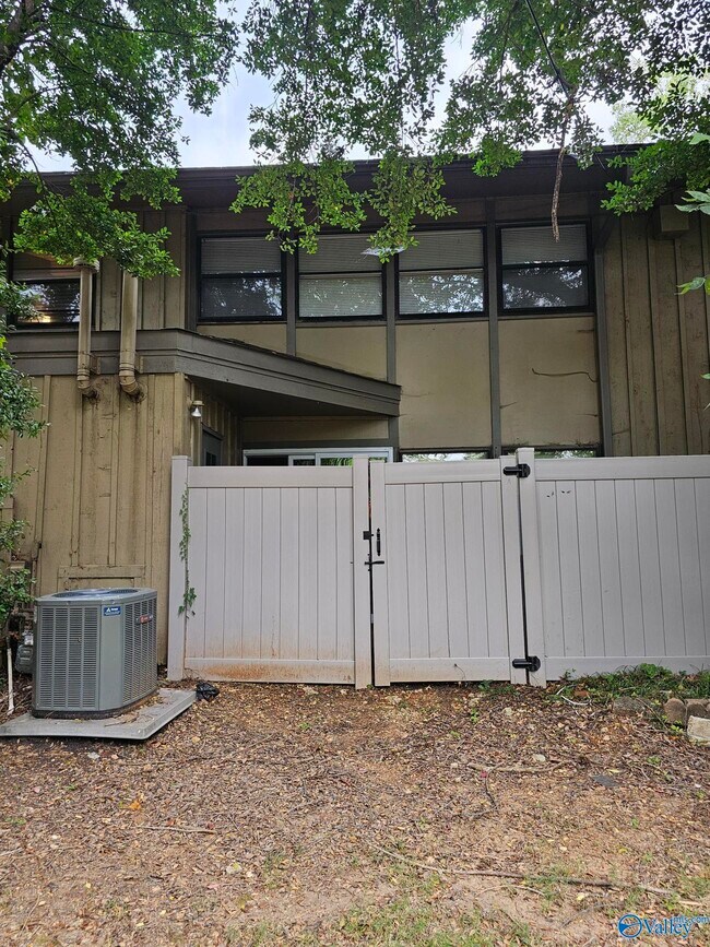 Building Photo - 2222 Colony Dr SW