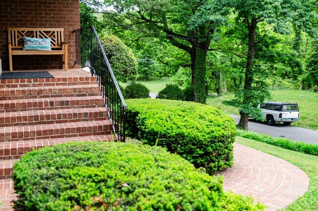 Building Photo - New Listing!