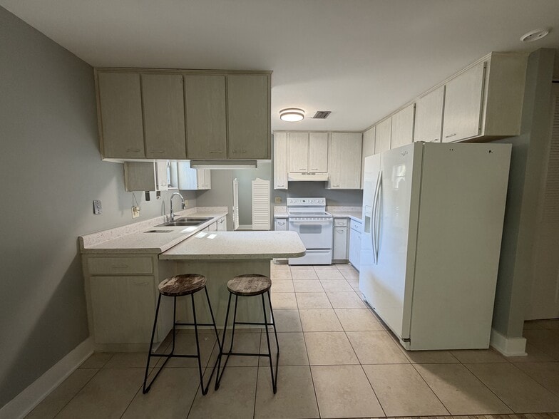 Building Photo - 703 NE 6th Pl