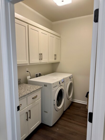 Building Photo - 1100 Kinsey Dr SE