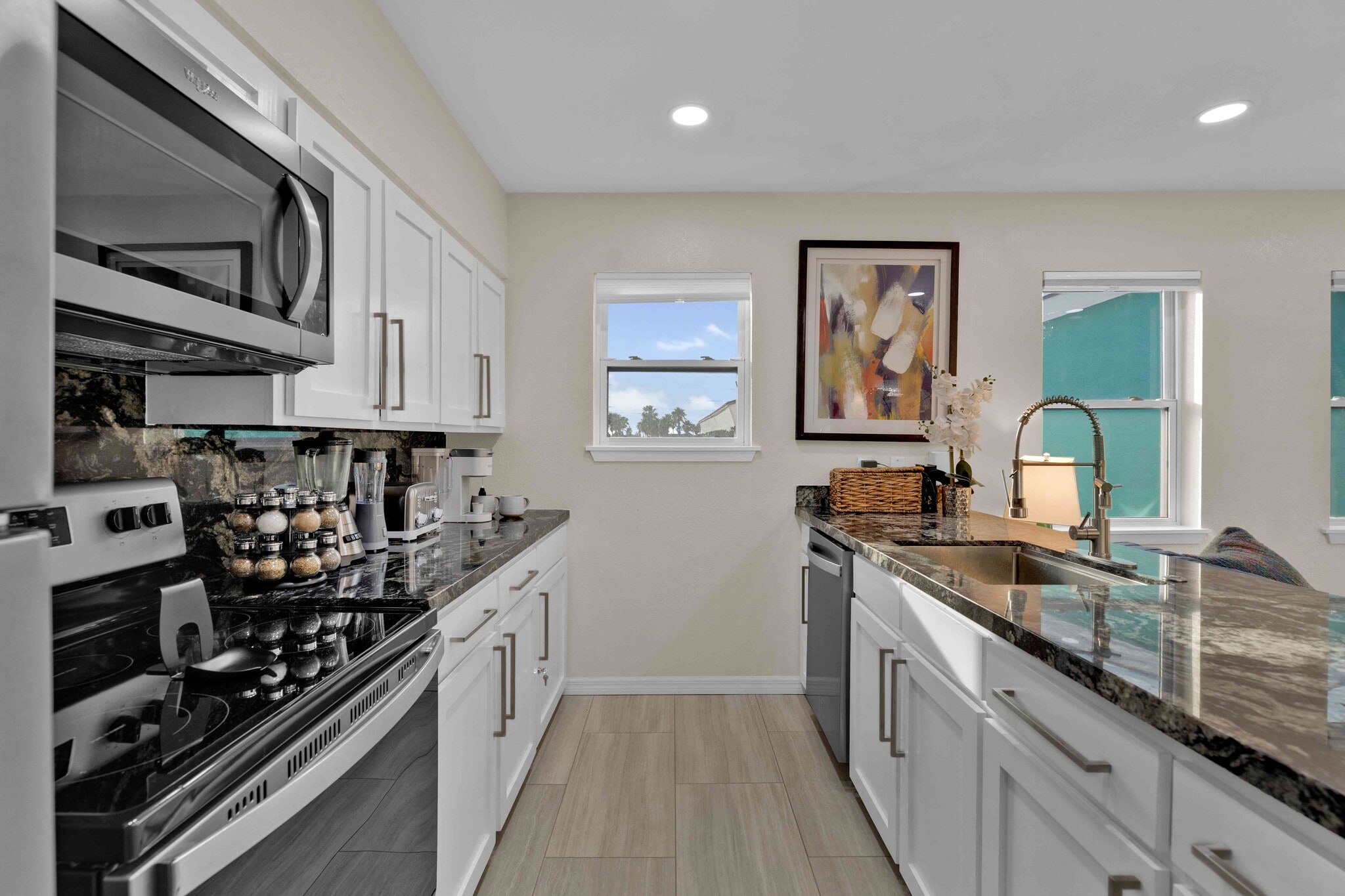 Building Photo - 111 E Hibiscus St