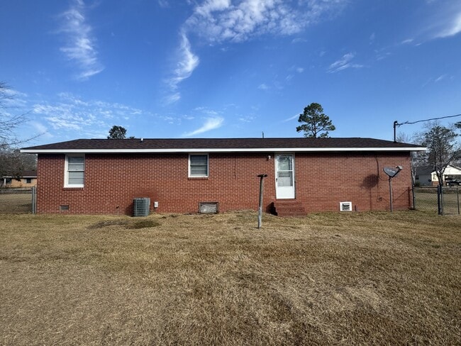 Building Photo - 123 Lake Dr