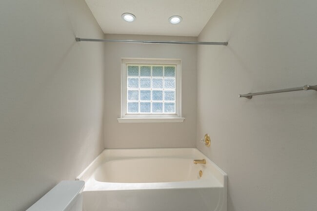 Building Photo - $1,395 - 3 bed/2 bath house for rent, fully renovated!