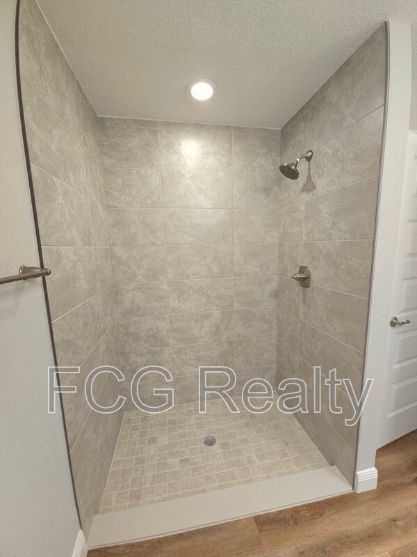 Building Photo - 10 Pine Cir Way