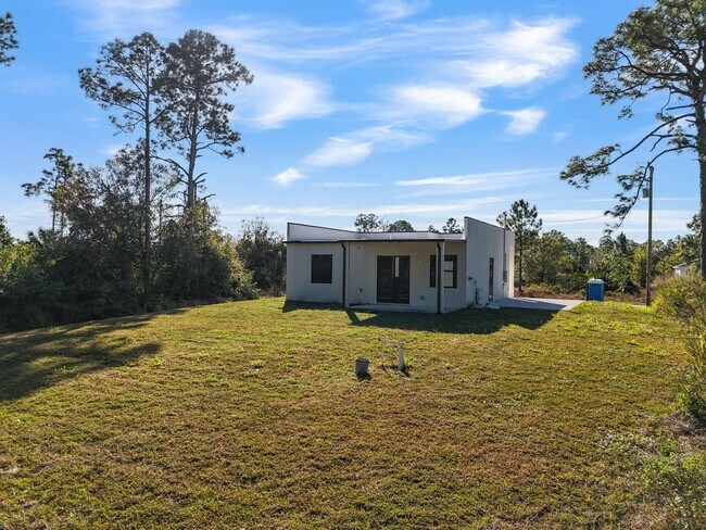 Building Photo - 751 Clancy St E