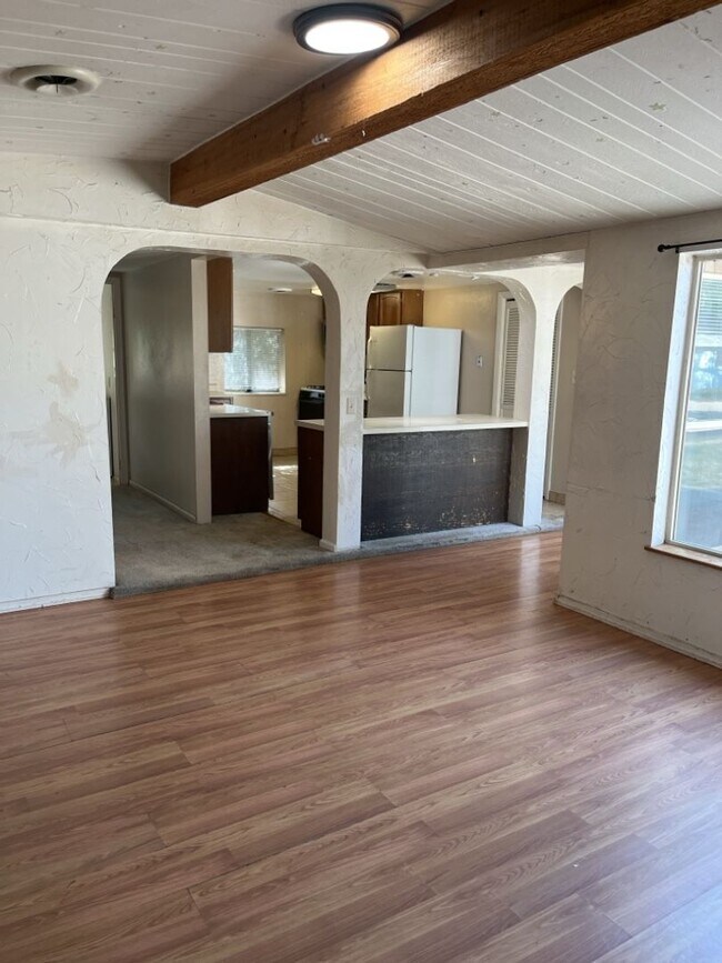 Building Photo - STUDENTS WELCOME! Spacious Ranch Home Across from City Park!