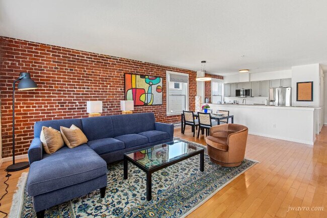 Building Photo - 323 29th St