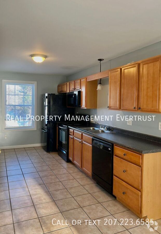 Building Photo - Spacious 2bedroom 1 bathroom available for...