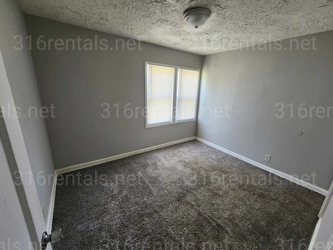 Building Photo - $995 - 3 bedroom / 1 bathroom - Single Fam...