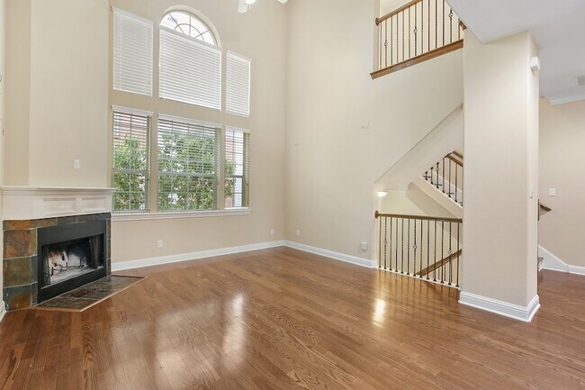 Building Photo - 5812 La Vista Dr