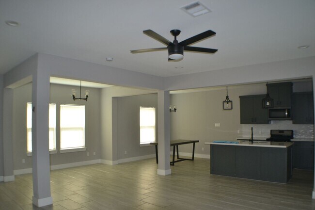 Building Photo - House for rent in Houston