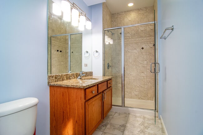 Building Photo - 2249 W Monroe St