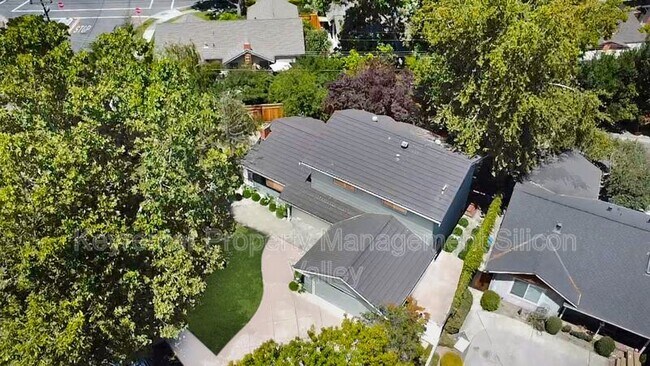 Building Photo - 958 Cherry Ave