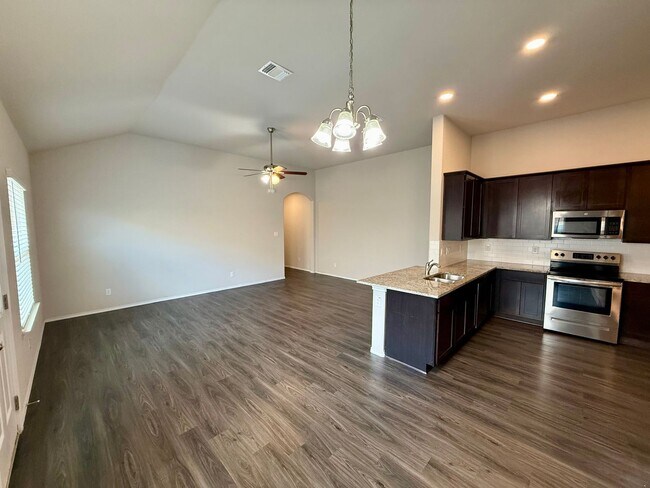Building Photo - 3 Bedroom, 2 Bathroom Duplex in Converse!