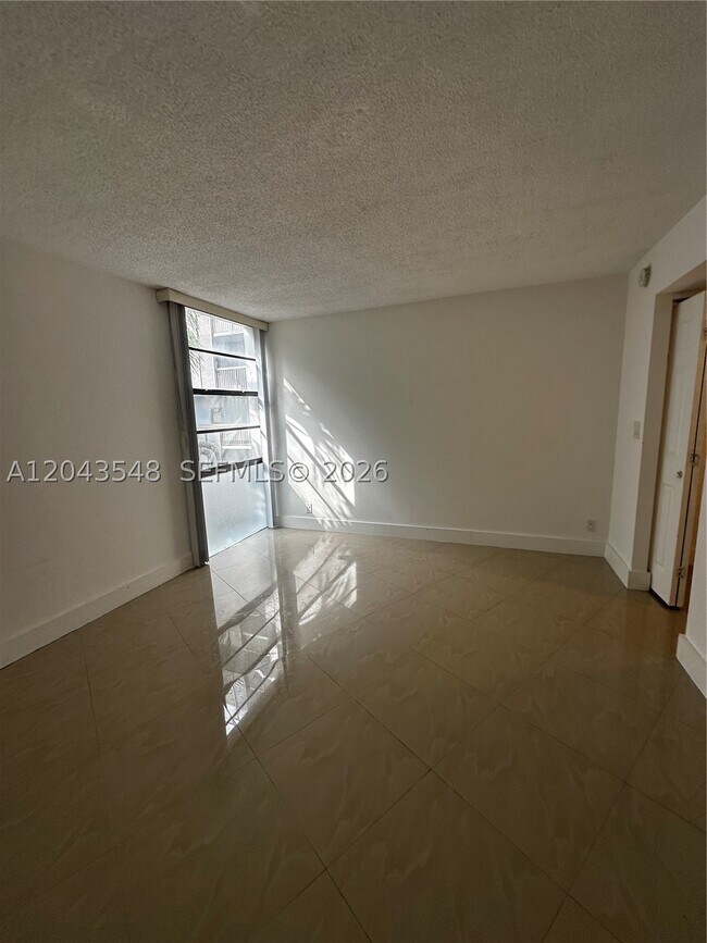 Building Photo - 3475 N Country Club Dr