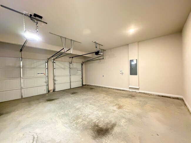 Building Photo - Spacious 4/2.5 House in Rydal- $2,995
