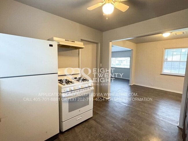 Building Photo - AVAILABLE NOW! Cute 2 Bed/1 Bath Single Fa...