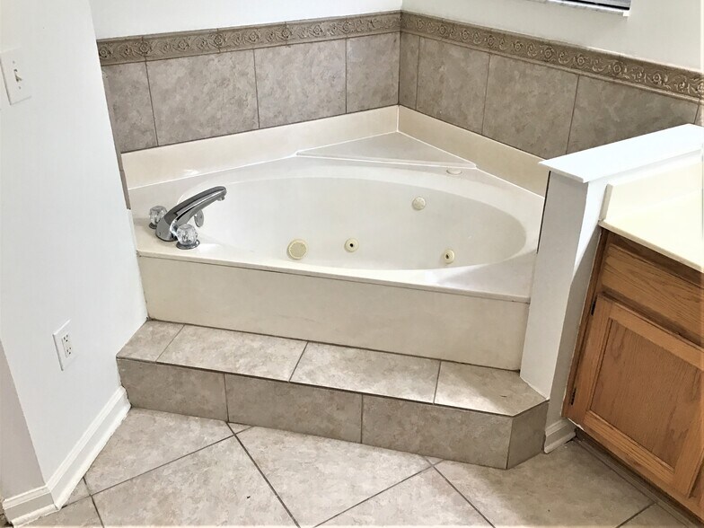 Building Photo - 2700 Darwin Ct