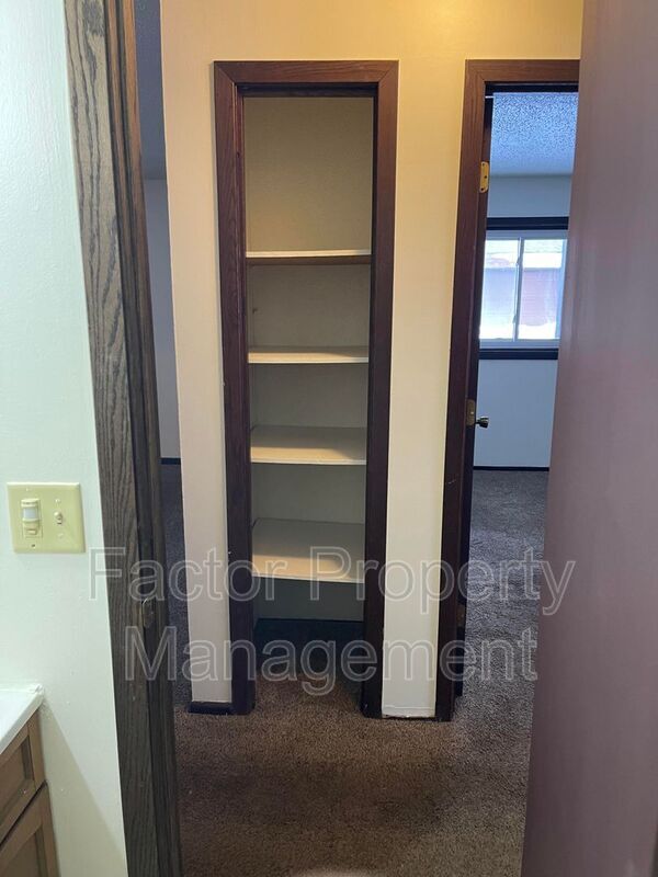 Building Photo - 418 Allan Ave