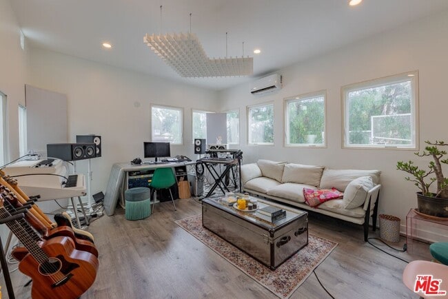 Building Photo - 6835 Pacific View Dr