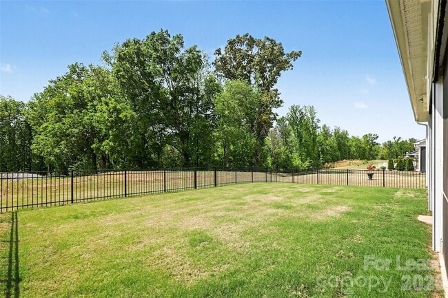 Building Photo - 2026 Lake Como Dr