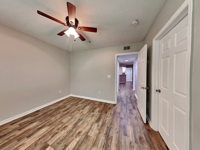 Building Photo - 725 Crest Pines Dr