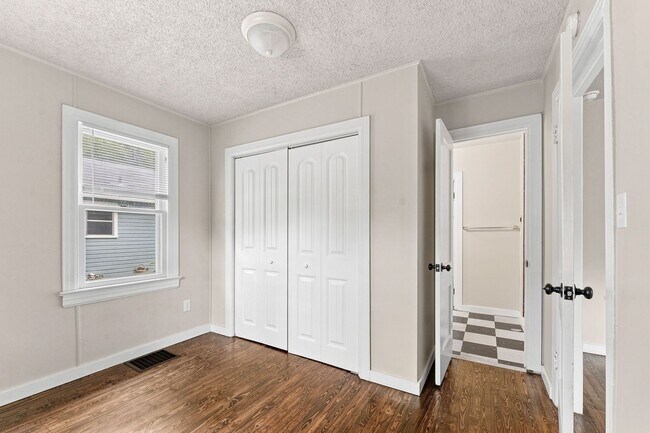Building Photo - 512 E Cozy St