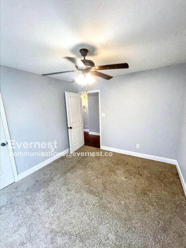Building Photo - 650 Fox Hound Dr