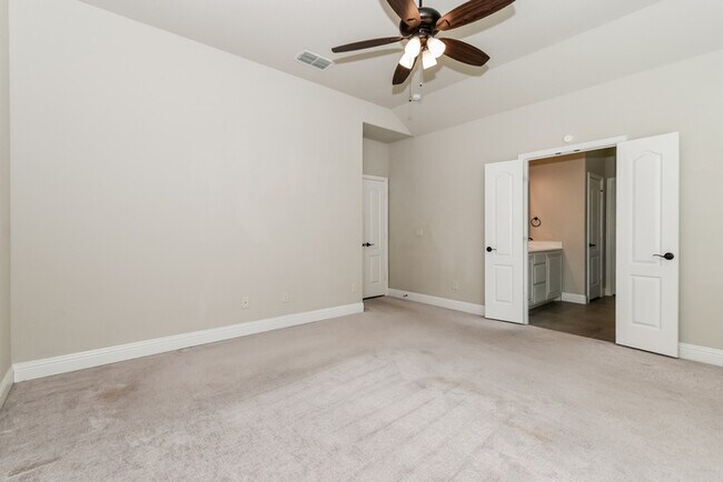 Building Photo - 924 Honey Locust Dr