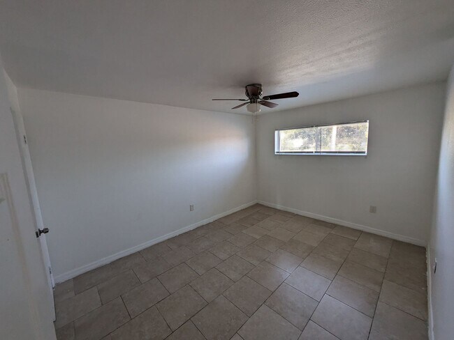 Building Photo - Great 1st FL Starter Rental, with Water/Sewer