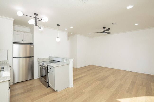 Building Photo - 1137 N Leverett Ave