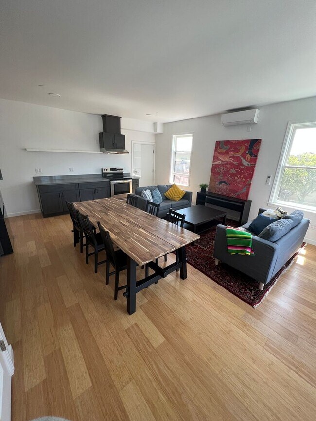Building Photo - Viewing Schedule: Please call Shami at (41...