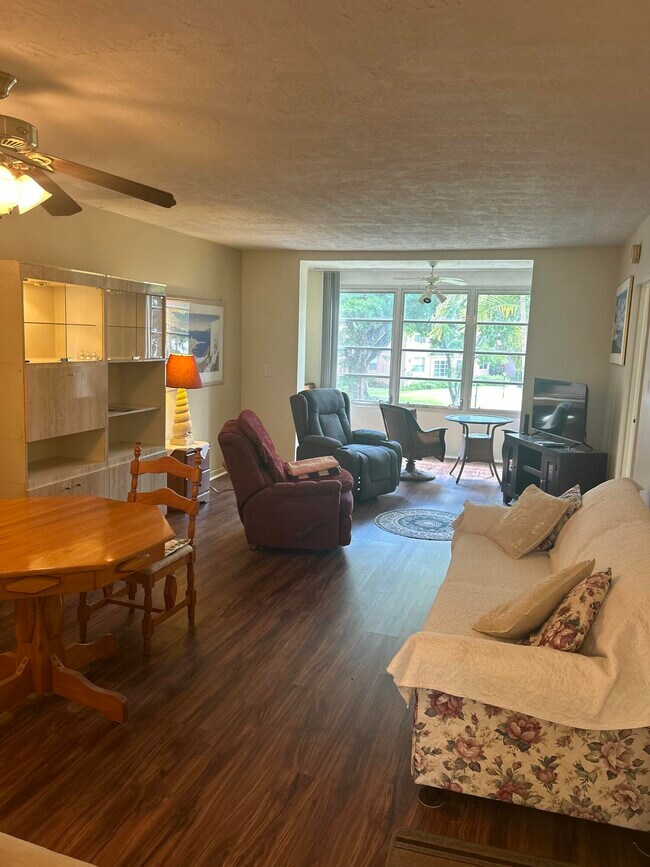 Building Photo - 2801 Somerset Dr