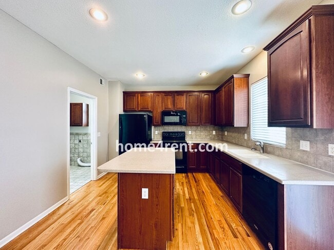 Building Photo - 8719 Dunraven St