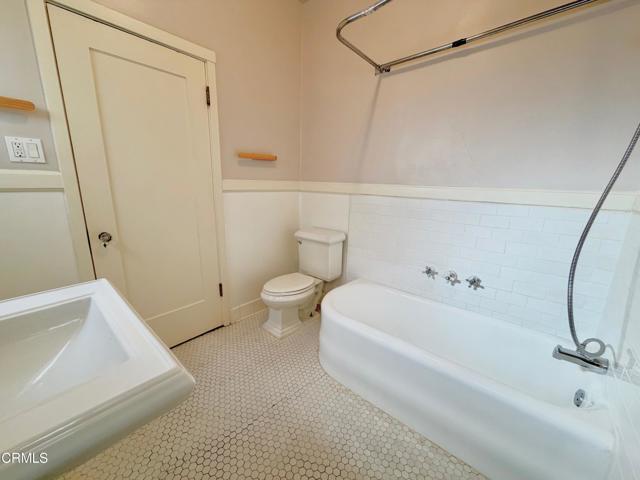 Building Photo - 590 S Oakland Ave