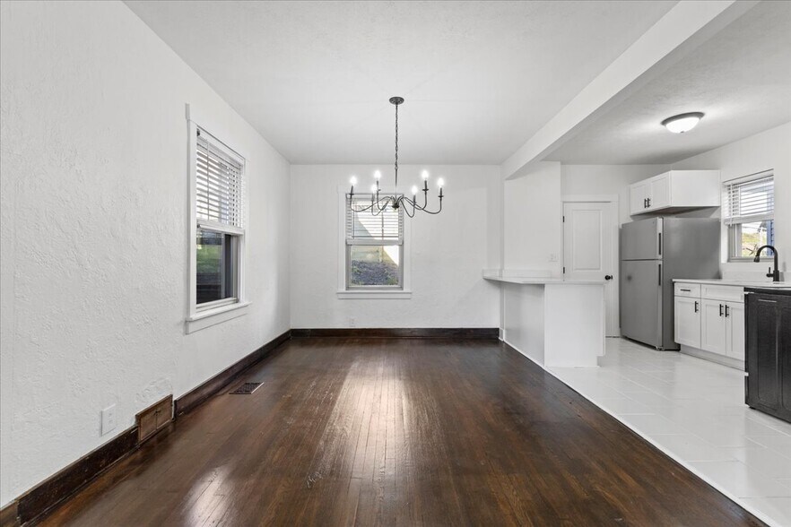 Building Photo - 2816 Clermont Ave