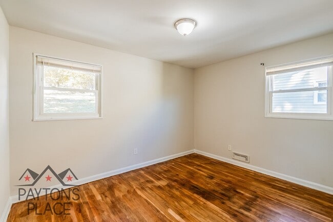 Building Photo - Spacious Single Family home with Huge Back...