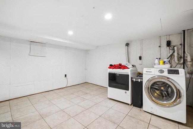 Building Photo - 2206 S Fern St