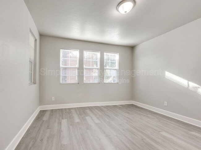 Building Photo - 1839 N Gatewood Ave