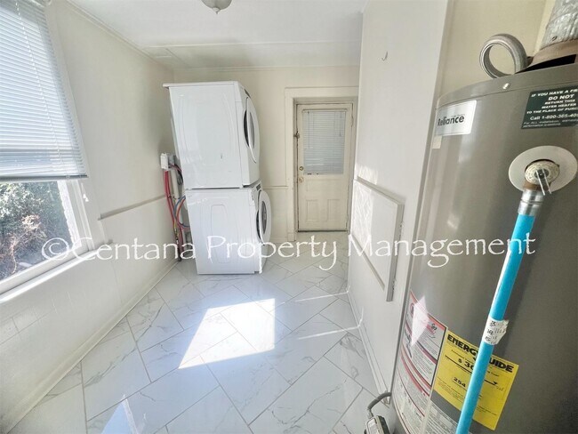 Building Photo - Beautiful 1 bedroom in a duplex!