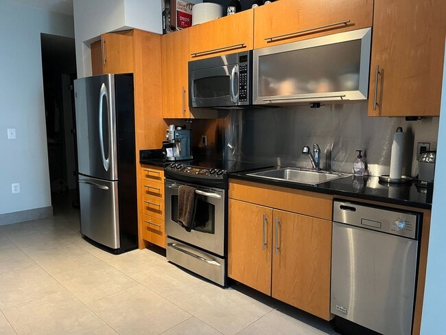 Building Photo - Fantastic Downtown Condo