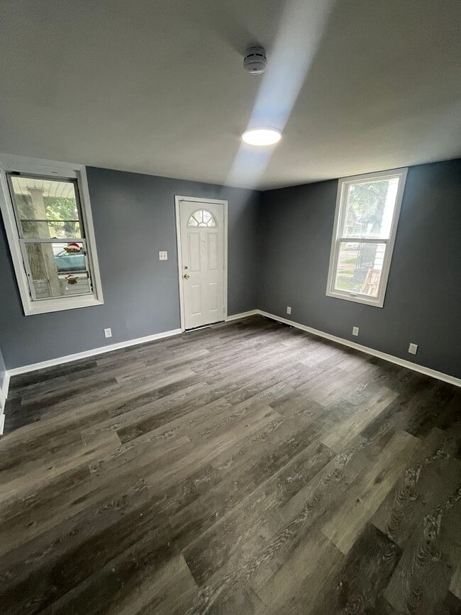 Building Photo - Section 8 Accepted! Spacious Newly Renovat...